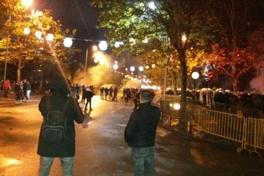 Хаос у Подгорици: Зграда Парламента засута каменицама