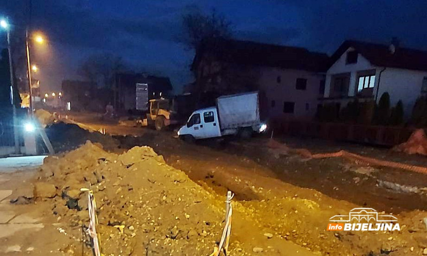 Nakon automobila, u “bijeljinsku rupu” upao i kamion
