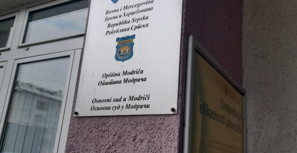 Отпуштени радници рафинерије пред судом у Модричи