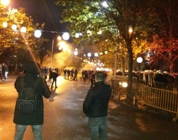 Haos u Podgorici: Zgrada Parlamenta zasuta kamenicama