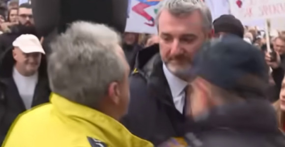 Učesnik protesta fizički nasrnuo na premijera Fortu