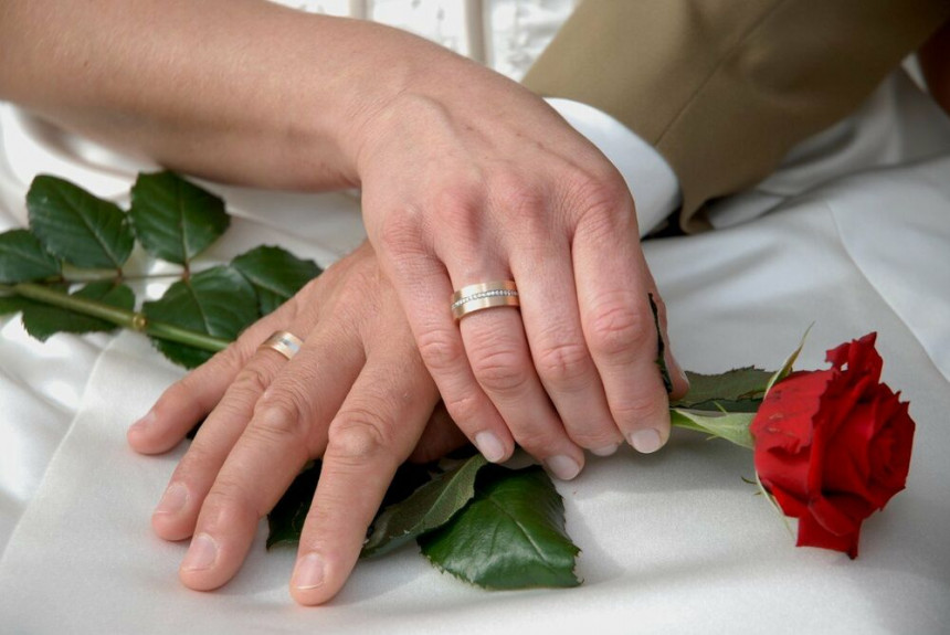 Muškarac organizovao venčanje za 12 sati da bi usrećio bolesnu verenicu! (FOTO)