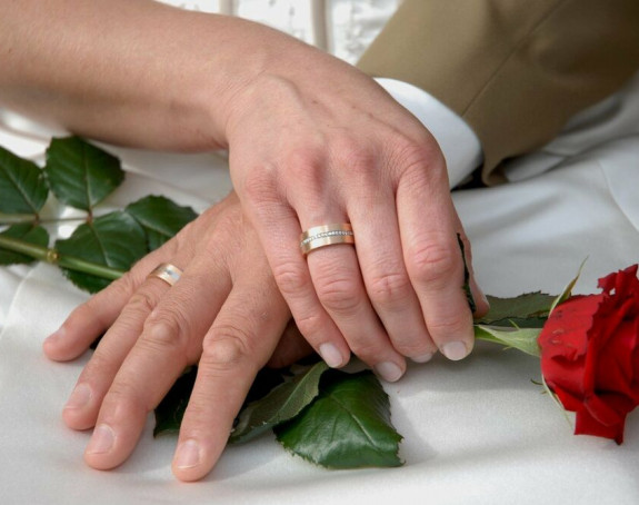 Мушкарац организовао венчање за 12 сати да би усрећио болесну вереницу! (ФОТО)