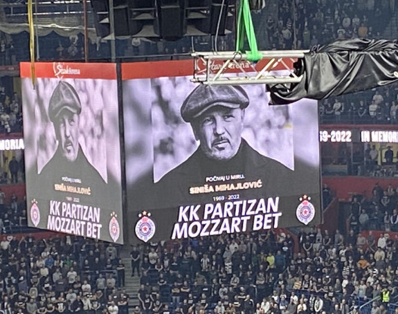 Navijači Partizana u Areni odali poštu legendarnom Mihi