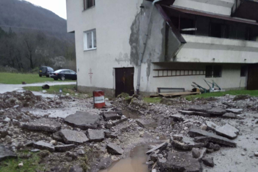 Bujice pomjerile i bungalove na Tjentištu