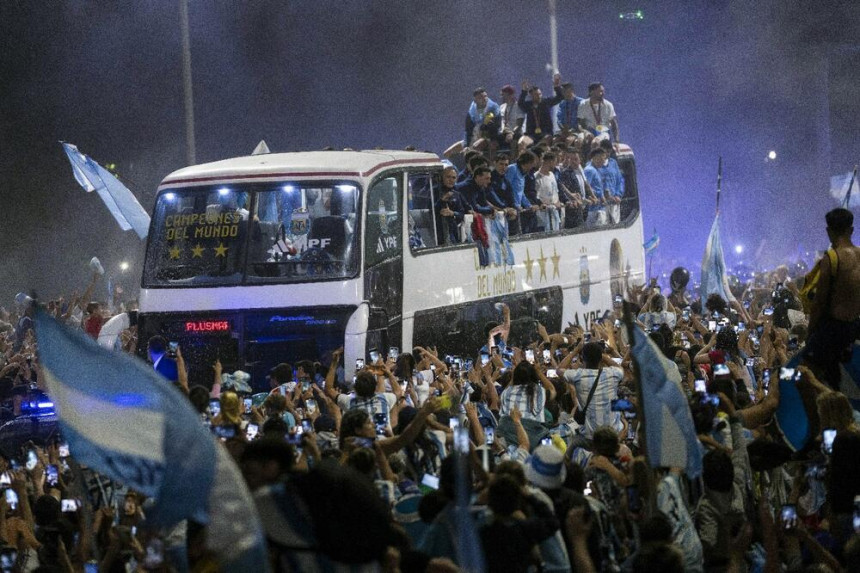 Фудбалери Аргентине за длаку избјегли несрећу (ВИДЕО)