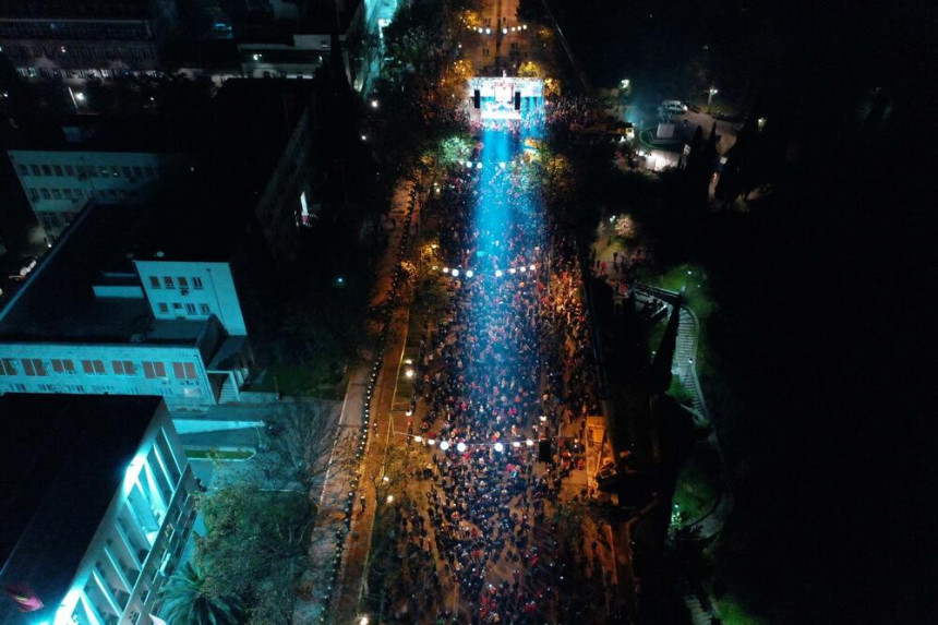 Protest opozicije na platou ispred Skupštine CG