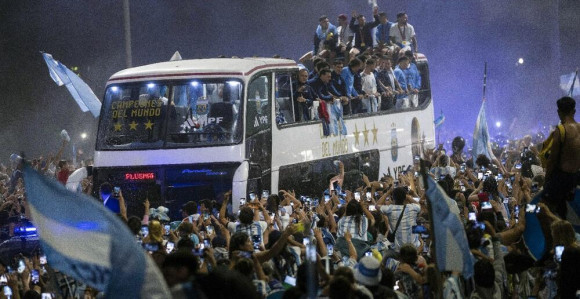 Fudbaleri Argentine za dlaku izbjegli nesreću (VIDEO)
