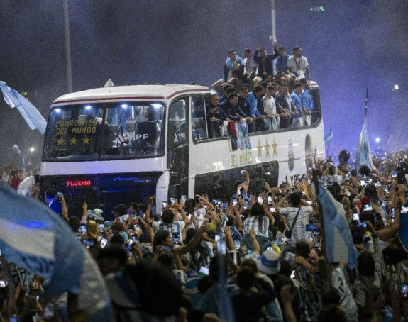 Fudbaleri Argentine za dlaku izbjegli nesreću (VIDEO)