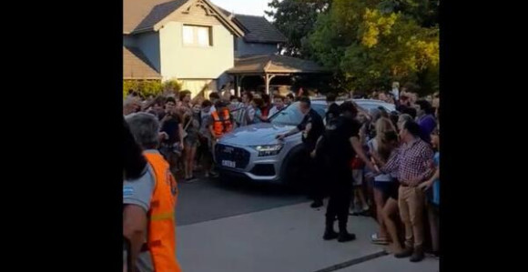 Меси једва ушао у кућу, обожаваоци блокирали улаз