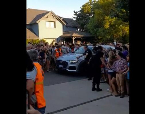 Mesi jedva ušao u kuću, obožavaoci blokirali ulaz