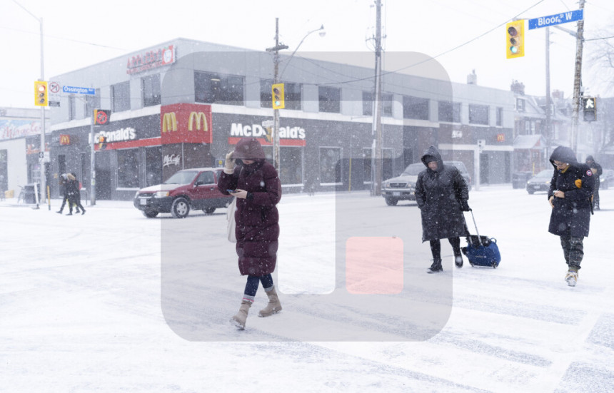Зимске олује паралисале Канаду, летови отказани