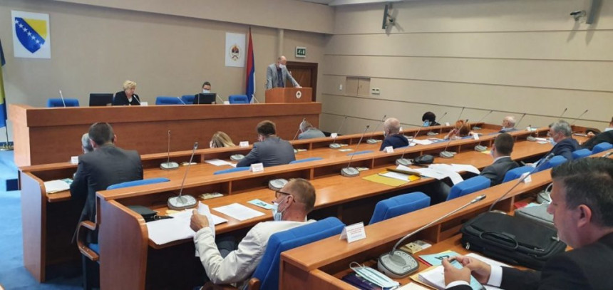 Ne odriču se: Na „bijelom hljebu“ 13 delegata iz Vijeća naroda RS