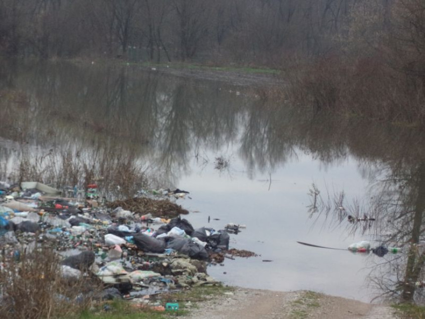 Srbac: Voda se povlači, ostaju šteta i sramota