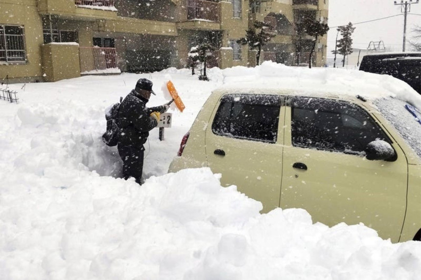 Rekordne snježne padavine u Japanu, 17 mrtvih