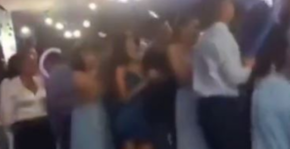 U toku zabave pod se otvorio i propalo 25 studenata! (VIDEO)