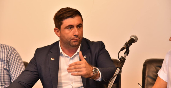 Pokušavaju da ga smijene jer ne radi po njihovom