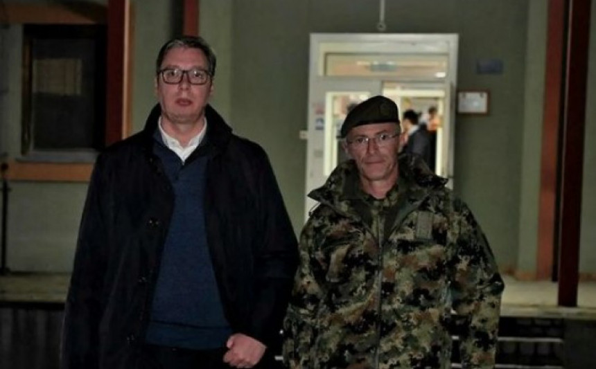 Vučić sa Mojsilovićem obišao vojnike u garnizonu Raški
