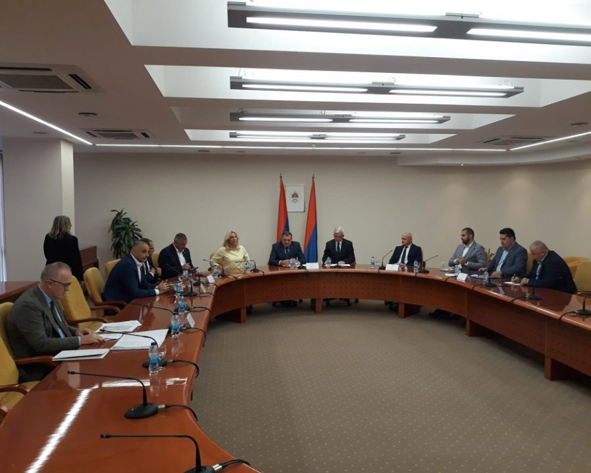 Vladajući protiv da direktor mora imati državni fakultet