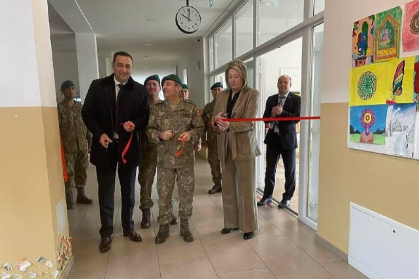 Ministar presjekao vrpcu da se postave zavjese u školi