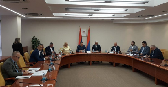 Vladajući protiv da direktor mora imati državni fakultet
