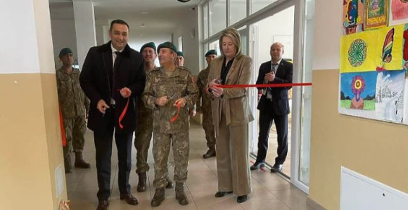 Ministar presjekao vrpcu da se postave zavjese u školi