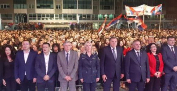 Vladajući uživaju u luksuzu, a inkubatore nabavljaju na donatorskoj večeri