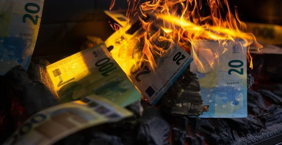 Žena upalila kamin i greškom mužu spalila 20.000 €