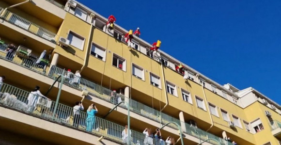Deda Mrazovi se spustili sa krova i obradovali djecu