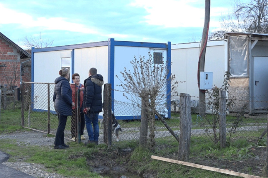 Stanovnici Gline i treću zimu čekaju u kontejnerima