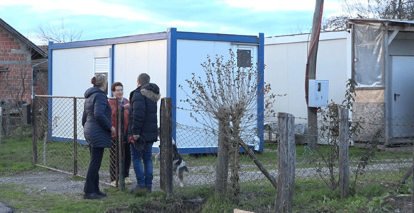 Stanovnici Gline i treću zimu čekaju u kontejnerima
