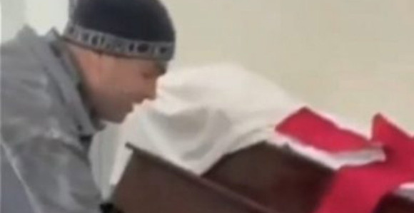 Radnici iz BiH pronašli klavir i zapjevali (VIDEO)