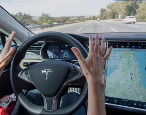 Vozio auto 110km/h i spavao, policija ga budila 15 min.