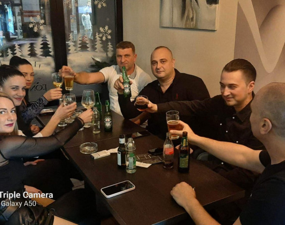 Zvorničani veselo u restoranima i u toplim domovima