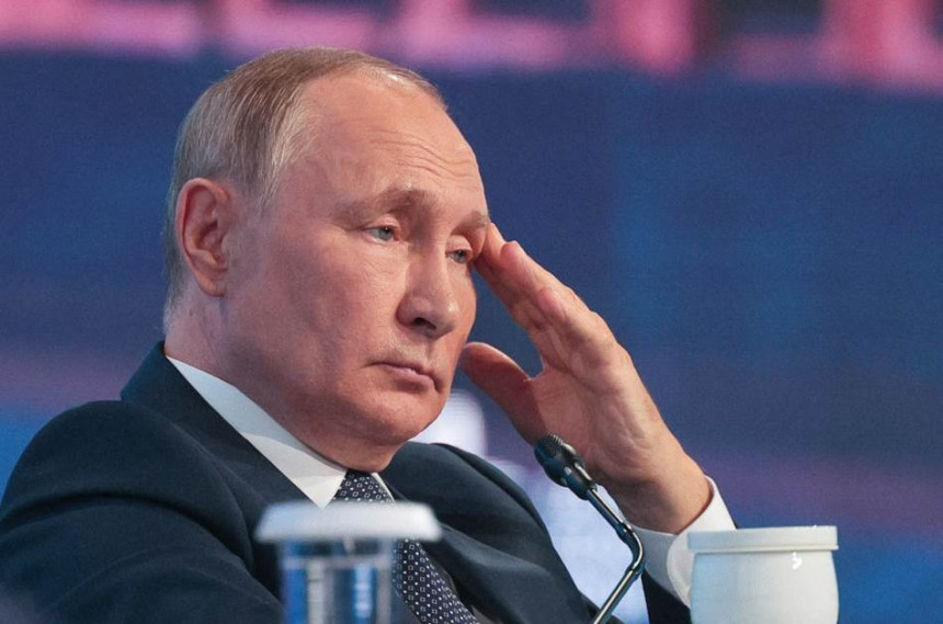 Ko je plavuša koja pozira na slikama sa Putinom? (FOTO)