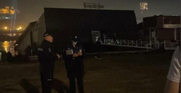 Beogradski splav na pola potonuo, ljudi evakuisani