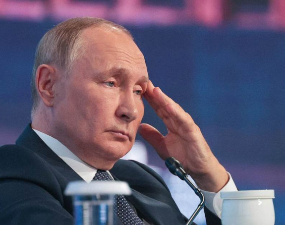 Ko je plavuša koja pozira na slikama sa Putinom? (FOTO)
