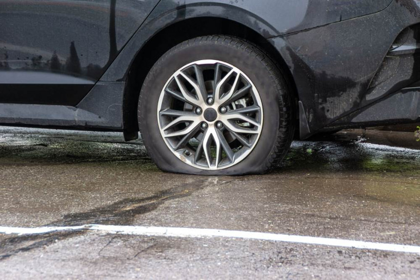 СА: Избушене гуме на два аутомобила из Србије