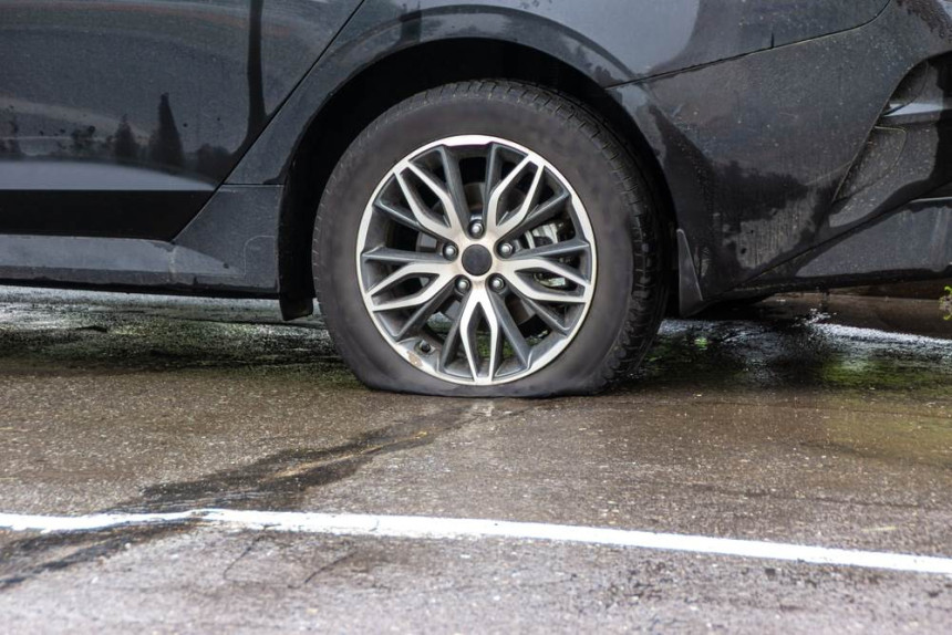 SA: Izbušene gume na dva automobila iz Srbije