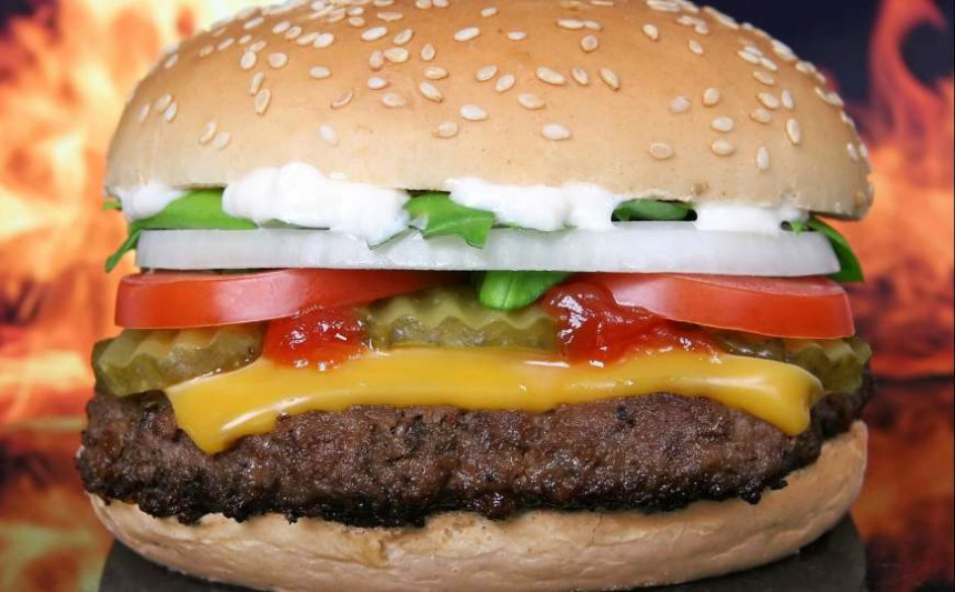 Sarajlija prodaje poslednji burger iz Mekdonaldsa za 2.000 maraka (FOTO)