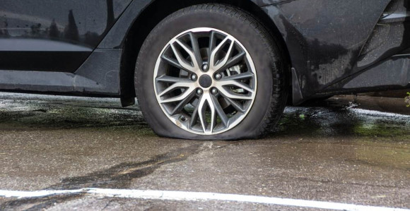 SA: Izbušene gume na dva automobila iz Srbije