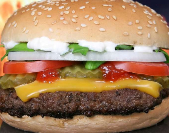 Sarajlija prodaje poslednji burger iz Mekdonaldsa za 2.000 maraka (FOTO)