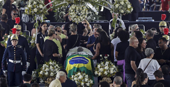 Више од 230.000 људи било на испраћају Пелеа