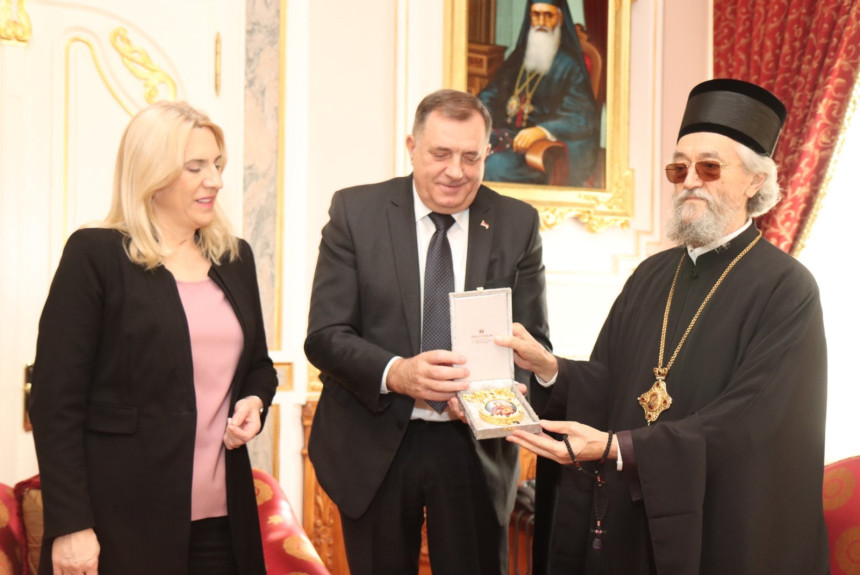 Додик поклонио епископу Јефрему малу икону пресвете Богородице