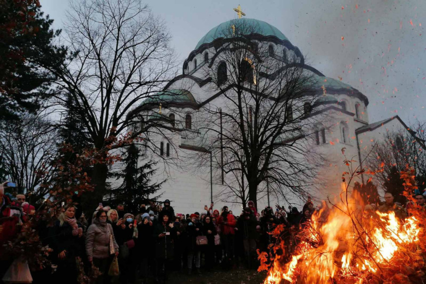 Paljenjem badnjaka obilježeno Badnje veče u BG