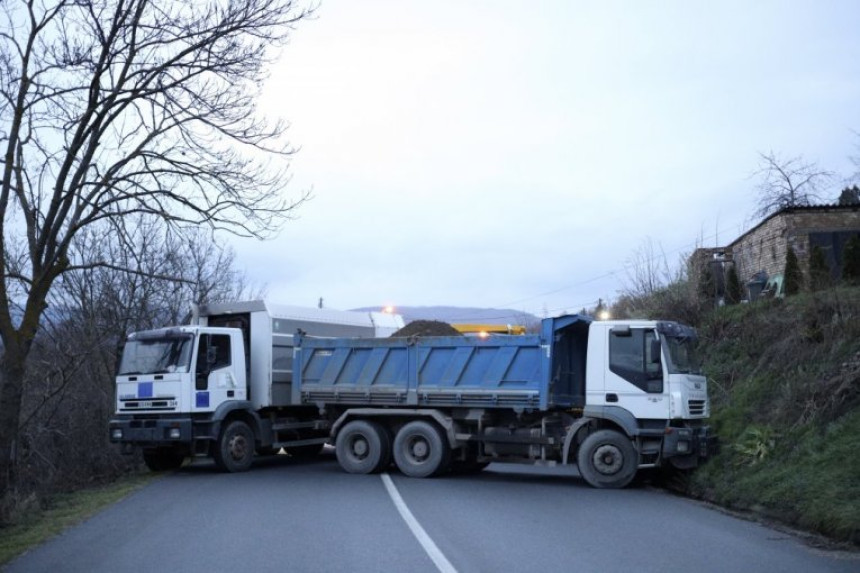 Блокиран пут код Штрпца након напада на српске дјечаке