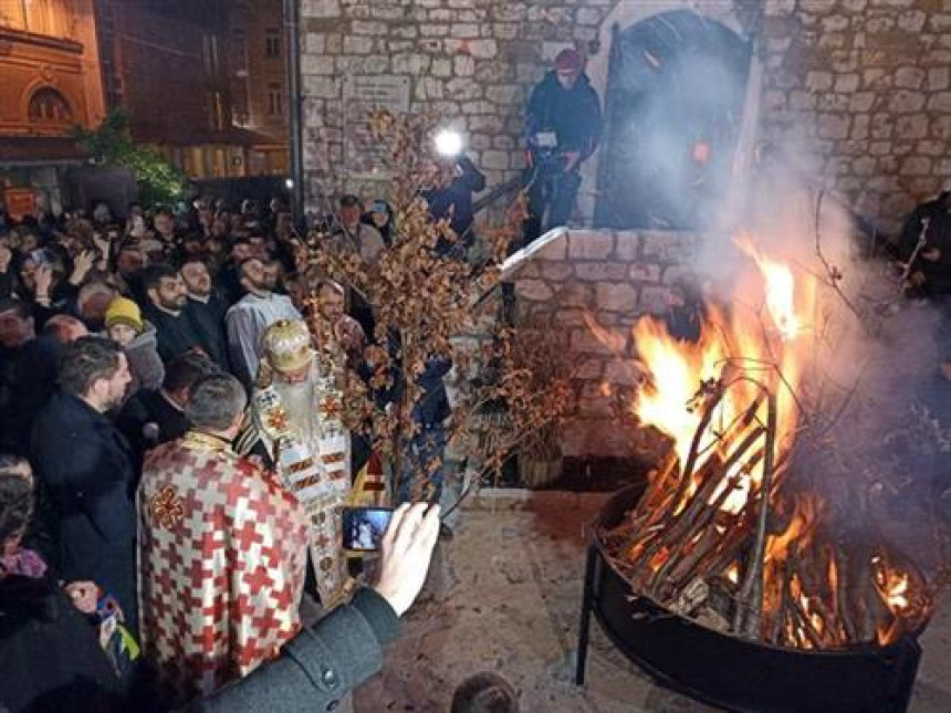 Brojni vjernici na nalaganju badnjaka u Staroj crkvi