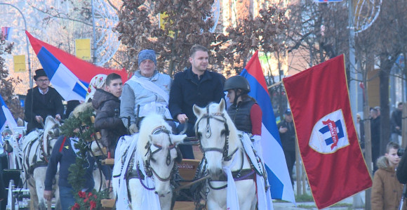 Бадњак дочекан у БЛ испред Храма Христа Спаситеља