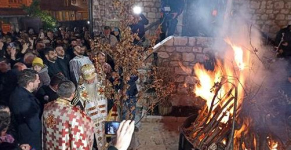 Brojni vjernici na nalaganju badnjaka u Staroj crkvi