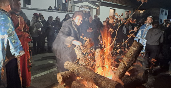 Višegrad: Sve više mladih na nalaganju badnjaka